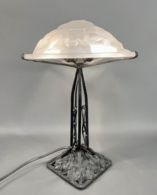 une lampe posée sur une table