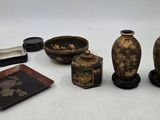 un grand nombre d'objets posés sur une table