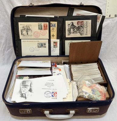 une valise remplie de courrier et de timbres posée sur une surface blanche