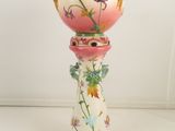 un vase surmonté d'un oiseau