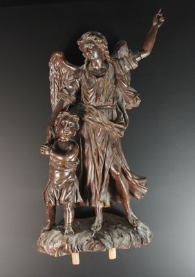 statue d'un ange tenant un enfant sur un rocher