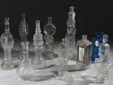 un grand nombre de vases en verre posés sur une table