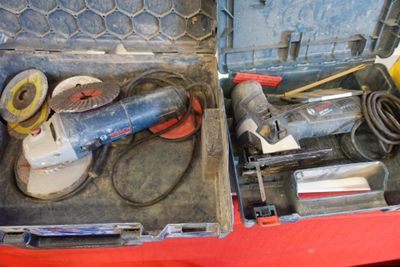 une boîte à outils avec des outils posés sur une table