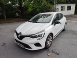 la voiture blanche est garée sur le côté de la route