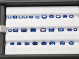 Un assortiment de saphirs bleus est présenté dans une vitrine