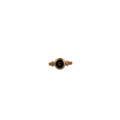 une image d'une bague en or avec une pierre noire au centre