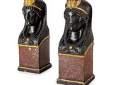 paire de bustes de pharaons, noirs et dorés, sur des socles en marbre