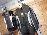 deux vestes suspendues à un portant dans un magasin