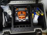une trousse à outils dans un coffret en plastique posée sur une table