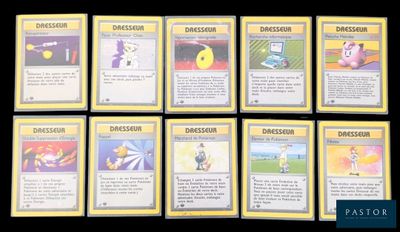Jeu de cartes à collectionner Pokémon avec de nombreuses cartes sur la table