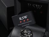 La montre est présentée dans un coffret noir avec un étui en cuir noir.