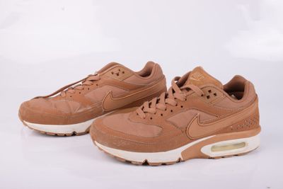La Nike Air Max est de couleur marron clair et possède une semelle blanche.