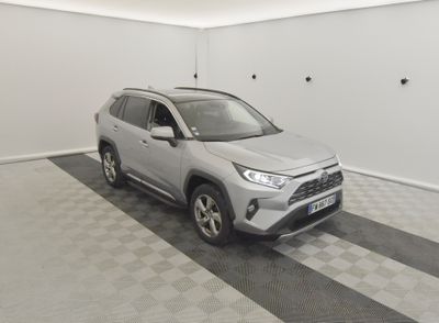 Une Toyota RAV de 2020 dans un garage au sol à damier
