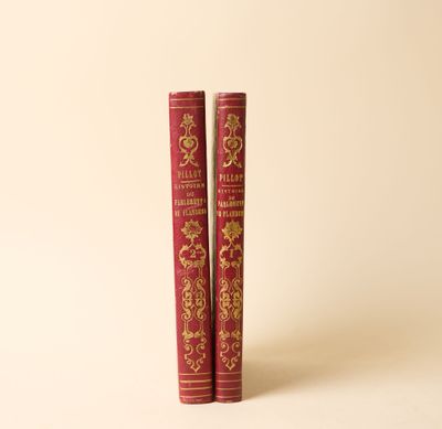 deux livres rouges posés l'un à côté de l'autre sur une surface blanche