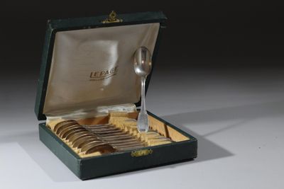 une boîte contenant un service de cuillères en argent
