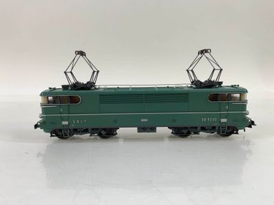 l'image d'un wagon vert sur un fond blanc