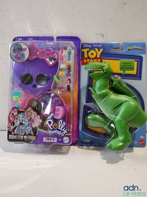 two toy figures of the same character are shown in the package