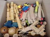 une boîte en carton remplie de jouets et de figurines en bois