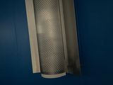 une lampe fixée au mur d'une pièce