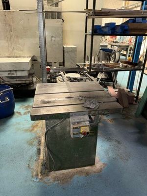 une photo d'un établi dans un atelier où se trouvent de nombreux outils