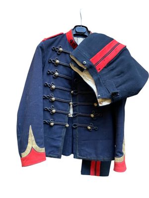uniforme d'officier militaire orné de rayures rouges et bleues sur fond blanc
