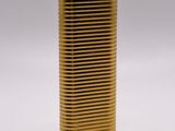 une photo d'un briquet doré posé sur une table blanche