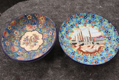 une paire d'assiettes colorées ornées de motifs, posées sur une table