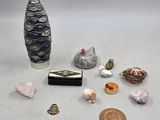 beaucoup de petits objets posés sur la table