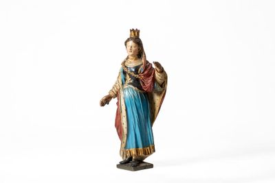 une statue représentant une femme vêtue d'une robe bleue et coiffée d'une couronne