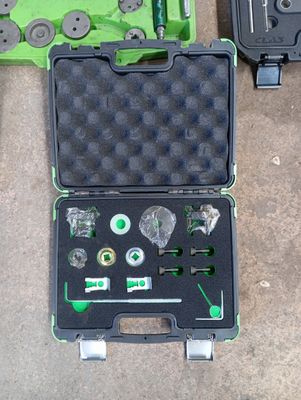 une mallette contenant des outils posée sur le sol