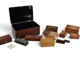 une boîte en bois contenant plusieurs morceaux de bois