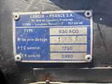 un gros plan sur une étiquette apposée sur le moteur d'une moto