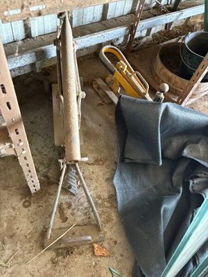 un tas d'outils posé par terre dans un garage