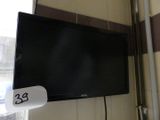 un téléviseur à écran plat accroché au mur d'une pièce