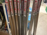 de nombreuses battes de baseball exposées dans un magasin