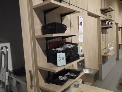 de nombreuses étagères sur lesquelles sont posés des paniers dans un magasin