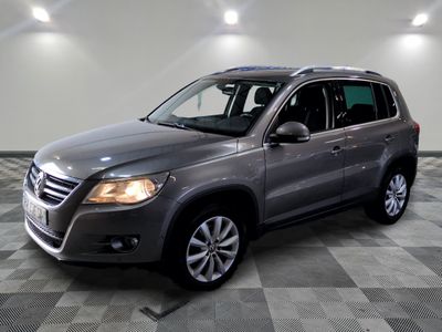 la volkswagen tiguan est garée sur un carrelage à carreaux