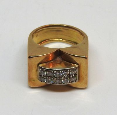 bague en or jaune sertie de diamants sur un fond blanc