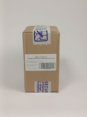 une boîte en carton sur laquelle est collé un autocollant, posée sur une surface blanche