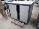 une photo d'un meuble de rangement dans un garage