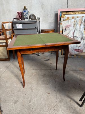 une table recouverte d'un tissu vert dans une pièce