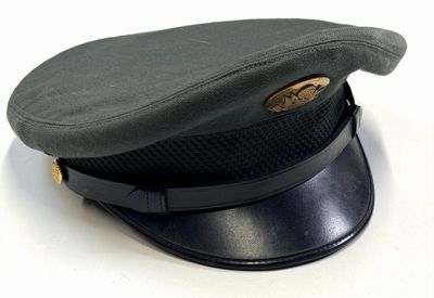 un chapeau posé sur une table