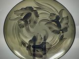 une plaque de verre ornée d'un motif en noir et blanc