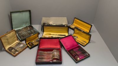 tout un assortiment de couverts sur une table