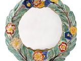 une photo d'un miroir décoratif avec un panier de fleurs