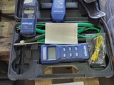 une boîte contenant de nombreux appareils électroniques