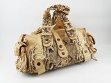 une image représentant un sac à main en peau de serpent sur fond blanc