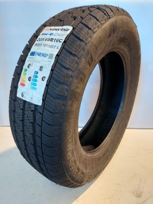un gros plan d'un pneu sur lequel est collé un autocollant
