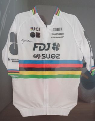 une veste blanche ornée d'une bande aux couleurs de l'arc-en-ciel