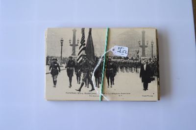 Un lot de 19 cartes postales anciennes sur les funérailles d…